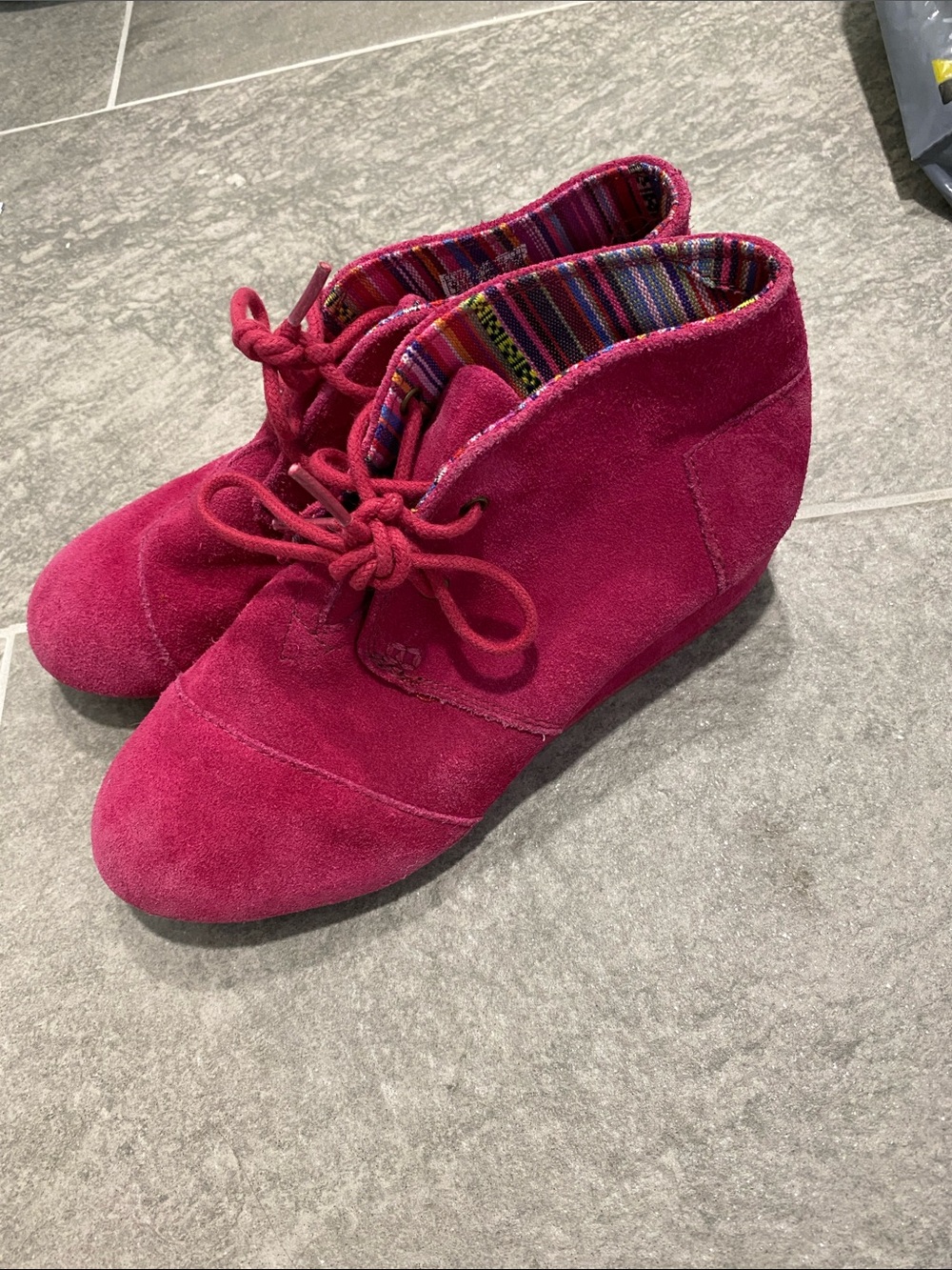 Tomโs girls wedge booties Suede Lace-Up Ankle Boots in Deep Pink in size 3 youth